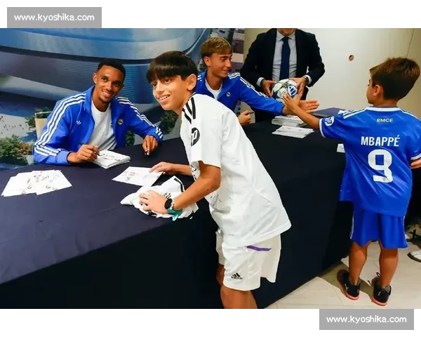 德比赢球！赫伊森父子鸣笛与皇马球迷共庆